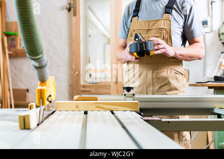 Carpenter using electric saw en menuiserie Banque D'Images