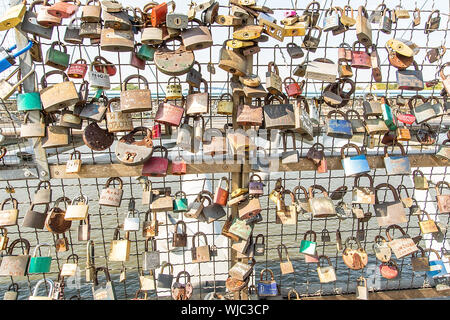 Cracovie, Pologne - 25 août 2019 - Kladka Bernatka Pont sur la Vistule avec un cadenas attaché (symbole d'amour) à la balustrade Banque D'Images