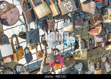 Cracovie, Pologne - 25 août 2019 - Kladka Bernatka Pont sur la Vistule avec un cadenas attaché (symbole d'amour) à la balustrade Banque D'Images