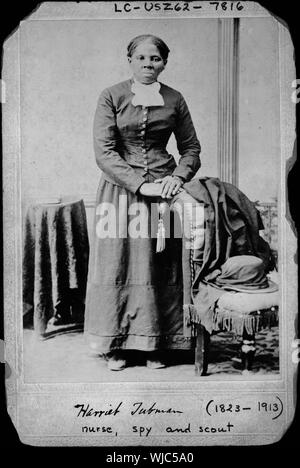 Harriet Tubman, portrait en pied, debout avec les mains sur le dos d'une chaise Banque D'Images