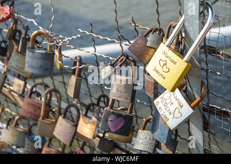 Cracovie, Pologne - 25 août 2019 - Kladka Bernatka Pont sur la Vistule avec un cadenas attaché (symbole d'amour) à la balustrade Banque D'Images