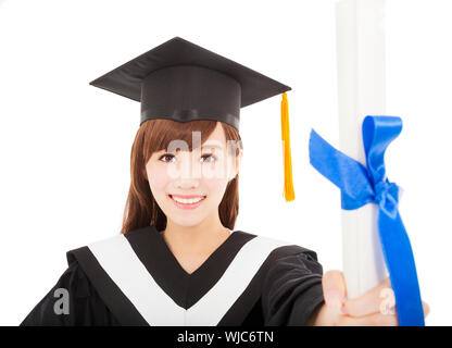 Jolie Jeune fille diplômé student holding et montrant un diplôme Banque D'Images