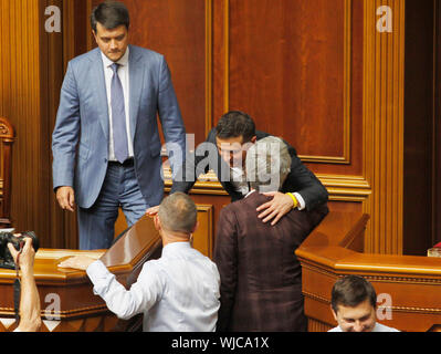 Kiev, Ukraine. 06Th Sep 2019. Le Président ukrainien Volodymyr Zelensky (C) accueille les législateurs après la session parlementaire de Kiev.législateurs ukrainiens ont voté pour eux-mêmes de l'immunité de poursuite, l'accomplissement d'une promesse électorale de lutte contre la corruption par le président réformiste Volodymyr Zelenskiy. Credit : SOPA/Alamy Images Limited Live News Banque D'Images