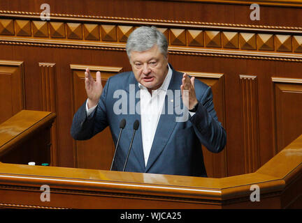 Kiev, Ukraine. 06Th Sep 2019. L'ancien Président ukrainien Porochenko parle au cours de la session parlementaire à Kiev.législateurs ukrainiens ont voté pour eux-mêmes de l'immunité de poursuite, l'accomplissement d'une promesse électorale de lutte contre la corruption par le président réformiste Volodymyr Zelenskiy. Credit : SOPA/Alamy Images Limited Live News Banque D'Images