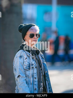 Portrait d'une femme portant des lunettes de soleil et un chapeau, Menningarnott ou culturel 24, Reykjavik, Islande. Banque D'Images