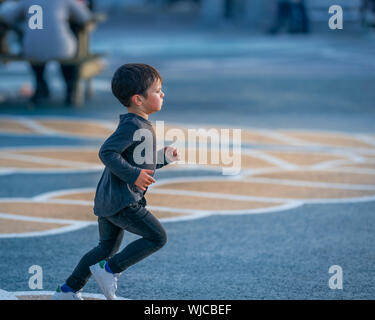 Jeune garçon en marche, scène de rue, Menningarnott ou culturel 24, Reykjavik, Islande. Banque D'Images