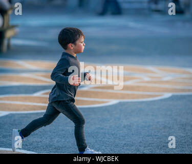 Jeune garçon en marche, scène de rue, Menningarnott ou culturel 24, Reykjavik, Islande. Banque D'Images