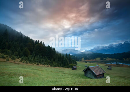 Lever de soleil sur misty abris par Geroldsee lake en Alpes bavaroises, Allemagne Banque D'Images