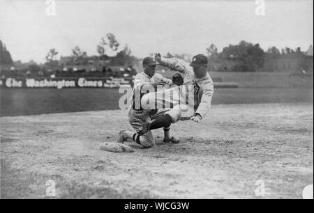 Tigers de Detroit' Harry Heilmann, dans une diapositive, mal exécuté ; Detroit Tigers' Harry Heilmann, dans une diapositive mal exécuté, est étiqueté par Washington de troisième but des sénateurs Howard Shanks. Battre les sénateurs 6-2 Tigres Banque D'Images