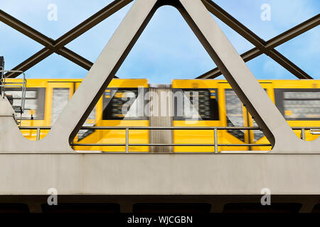 Déménagement tram jaune sur un pont de Berlin. Banque D'Images