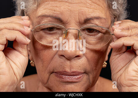 Vieille Femme ridée portant des lunettes Banque D'Images