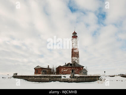 Phare de l'hiver. Le phare de l'île l'hiver sur le lac Ladoga. La Russie. Banque D'Images