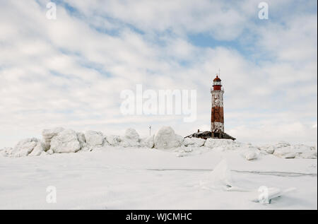 Phare de l'hiver. Le phare de l'île l'hiver sur le lac Ladoga. La Russie. Banque D'Images