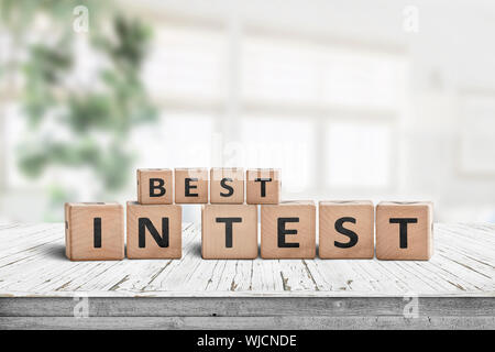 Le meilleur dans les tests signer sur une table en bois dans une pièce avec des plantes vertes dans l'arrière-plan Banque D'Images