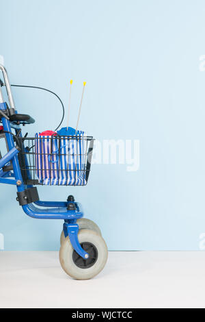 Walker bleu avec travail de tricot femme sur fond coloré Banque D'Images