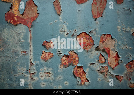 Mur bleu patiné avec de la peinture pèle sur une surface rouillée en couleur rouge Banque D'Images