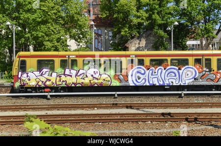 Berlin, Allemagne, de couleurs vives, de couleur, de façon imagée, pulvérisé, graffiti, graffitis, à la lumière des champs lumineux, sur le terrain, la ligne, les dommages matériels, les dommages matériels, Sb Banque D'Images