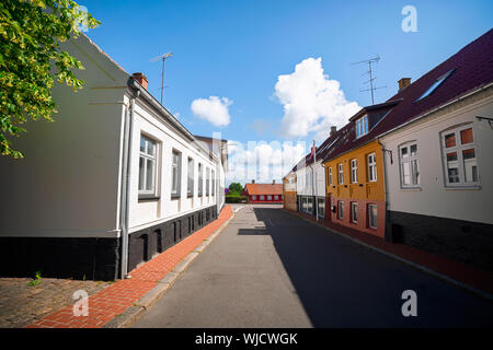 La rue vide dans un petit village danois avec bâtiments colorés à l'été Banque D'Images