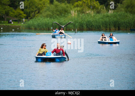 Les vacanciers s'amuser sur le pédalo sur un lac de plaisance à Newquay en Cornouailles. Banque D'Images