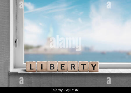 La liberté signe dans un rebord de fenêtre en vue de la statue de la liberté Banque D'Images