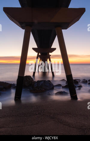 Vue de dessous le pont d'huile avec un lever de soleil sur l'horizon Banque D'Images