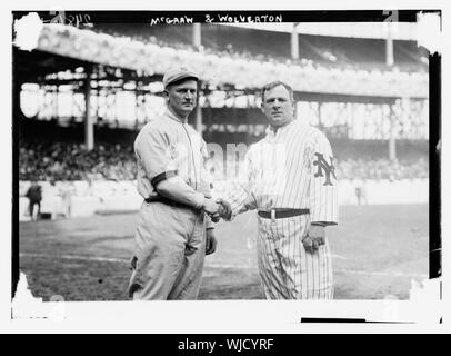 Harry Wolverton, New York AL, à gauche et John McGraw, New York NL, à droite au Polo Grounds, NY, 1912 (base-ball) Banque D'Images