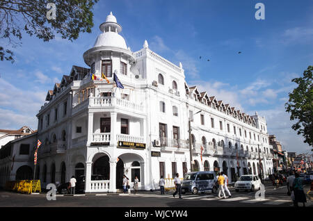 KANDY, SRI LANKA-AOÛT 07- 2019 - Vue avant du Queens hotel à Kandy et l'hôtel est situé en face du Temple de la Dent sacrée. L'ho Banque D'Images