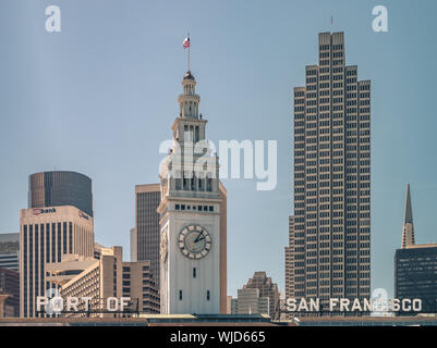 La tour de l'horloge du bâtiment ferry au port de San Francisco, Californie, États-Unis d'Amérique. Banque D'Images