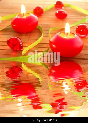 Bougie spa et de l'eau reflet montrant concept zen Banque D'Images