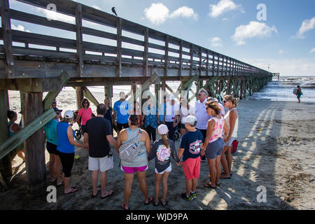 Groupe de l'Église prient pour un ouragan de manquer l'Isle of Palms, L.C. (Le groupe est de prier dans le cadre de l'embarcadère de l'île de Palms. Banque D'Images