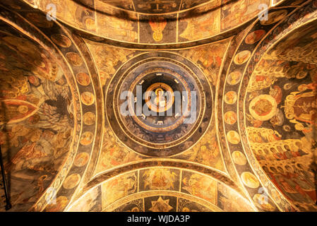 Fresques à l'intérieur de l'église du monastère Stavropoleos, un monastère orthodoxe de l'Est pour les moniales de la vieille ville de Bucarest. Roumanie Banque D'Images