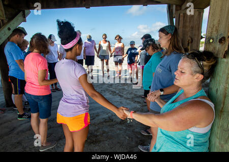 Groupe de l'Église prient pour un ouragan de manquer l'Isle of Palms, L.C. (Le groupe est de prier dans le cadre de l'embarcadère de l'île de Palms. Banque D'Images