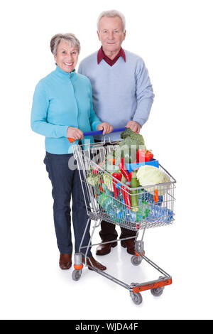 Portrait Of Happy Senior Couple Shopping Légumes Frais Banque D'Images