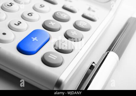 L'ajout des chiffres concept avec calculatrice moderne blanc in office Banque D'Images