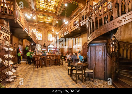 Intérieur de la célèbre Caru cu Bere restaurant et bar, remontant à 1899, avec. C'est un monument historique. Bucarest. Roumanie Banque D'Images