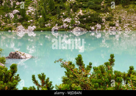 Sorapiss lac glaciaire et le doigt de Dieu de la montagne, dans l'arrière-plan, Dolomites, Alpes orientales, Vénétie, Italie, également connecté avec Sorapis ou Banque D'Images