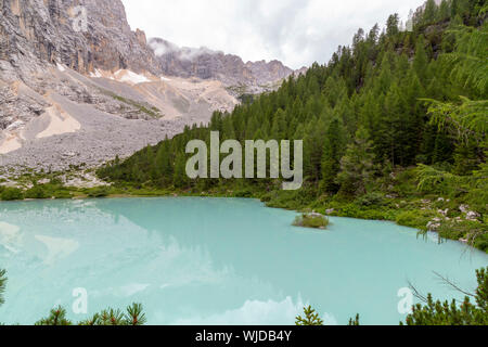 Sorapiss lac glaciaire et le doigt de Dieu de la montagne, dans l'arrière-plan, Dolomites, Alpes orientales, Vénétie, Italie, également connecté avec Sorapis ou Banque D'Images