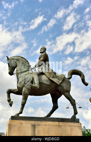 Statue équestre du roi Carol I (1839-1914), le premier roi de la Roumanie. Bucarest, Roumanie Banque D'Images