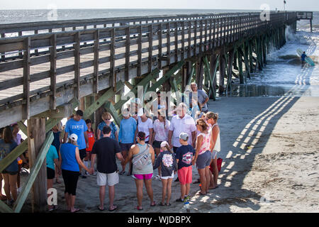 Groupe de l'Église prient pour un ouragan de manquer l'Isle of Palms, L.C. (Le groupe est de prier dans le cadre de l'embarcadère de l'île de Palms. Banque D'Images