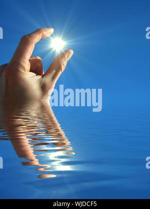 Main tenant le soleil et l'eau reflaction avec copyspace Banque D'Images