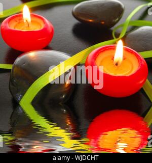 Bougie spa et de l'eau reflet montrant concept zen Banque D'Images
