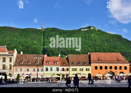 Maisons dans Piata Sfatului (place du Conseil) et de la montagne Tampa. Brasov, en Transylvanie. Roumanie Banque D'Images