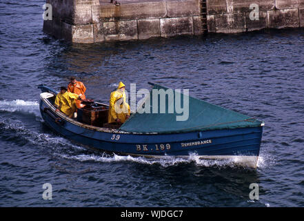 L'entrée du Souvenir coble Pêche Port de Seahouses, Northumberland, 1972 Banque D'Images