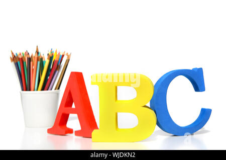 Lettres ABC avec des crayons sur fond blanc Banque D'Images