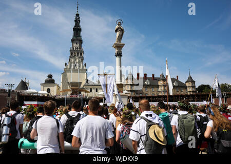 La Pologne, Czestochowa-09 Août 2019 : pèlerins viennent au monastère de Jasna Gora (la Montagne lumineuse, Clarus Mons) à Czestochowa Banque D'Images