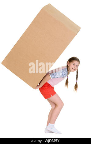 Girl Holding boîte en carton brun très lourd sur le livre blanc Banque D'Images