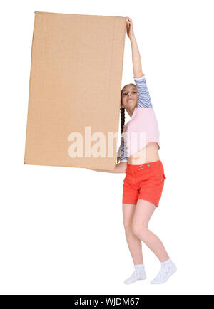 Girl Holding boîte en carton brun très lourd sur le livre blanc Banque D'Images