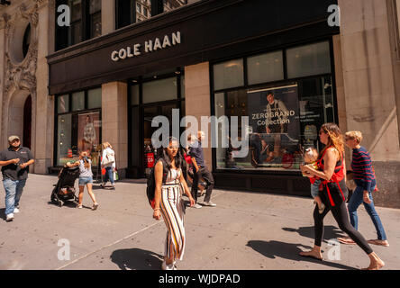 Un Cole Haan store Cinquième Avenue à New York Lundi, 26 août, 2019. Cole Haan, actuellement détenu par Apax Partners, serait en préparation pour une IPO. (© Richard B. Levine) Banque D'Images