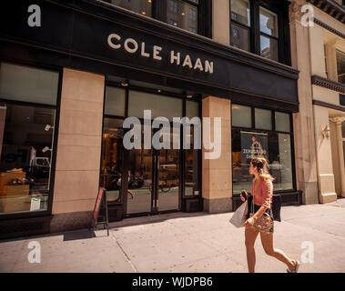 Un Cole Haan store Cinquième Avenue à New York Lundi, 26 août, 2019. Cole Haan, actuellement détenu par Apax Partners, serait en préparation pour une IPO. (© Richard B. Levine) Banque D'Images