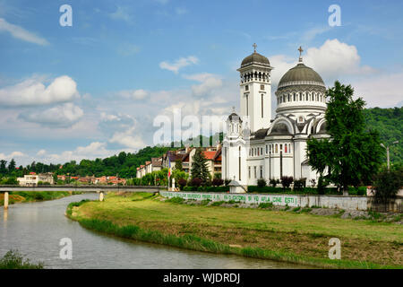 L'église Holy Trinity (Biserica Sfânta Treime) et la rivière La Târnava Mare. Sighisoara, la Transylvanie. Roumanie Banque D'Images